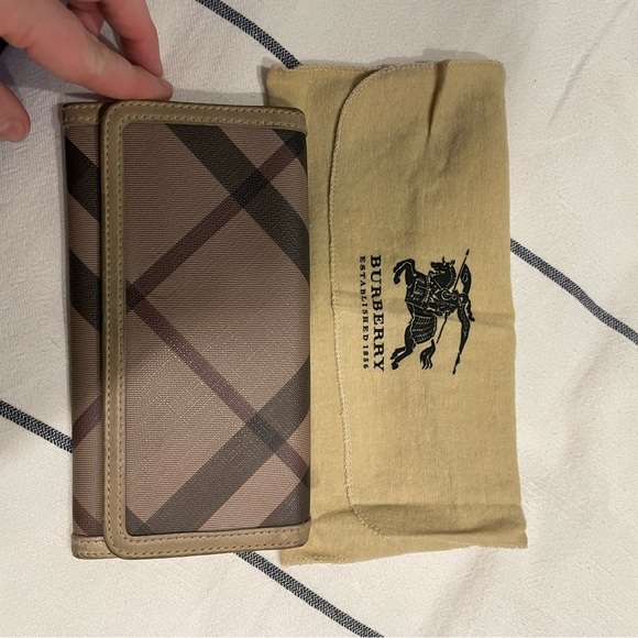 Burberry wallet - Picture 1 of 5